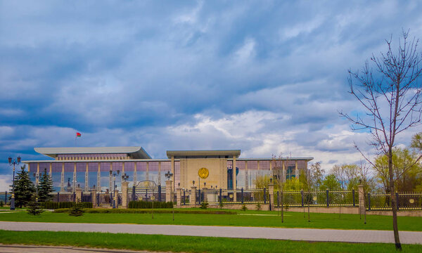 Беларусь - 01 мая 2018 года: Написание: Дворец Независимости, резиденция Президента Республики Беларусь. Дворец - здание правительства, используемое для официальных государственных функций в столице
