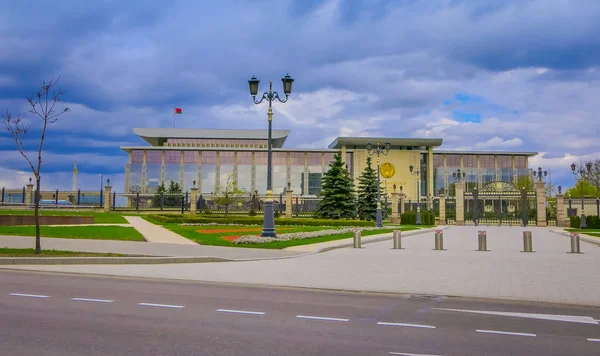 MINSK, BELARUS - 01 DE MAYO DE 2018: El Palacio de la República es un centro cultural y de negocios bielorruso ubicado en la Plaza de Octubre de Minsk . — Foto de Stock