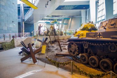 Belarus, Minsk - 01 Mayıs 2018: Devlet Müzesi büyük Vatanseverlik Savaşı sergiye müzenin tankları, savaşta bir fuar Minsk'te sırasında kullanılan uçaklar ile kapalı görünümünü