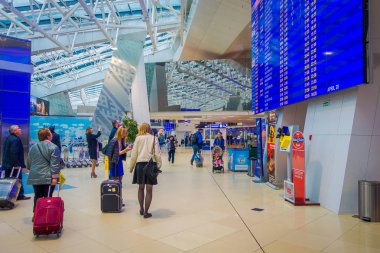 Minsk, Beyaz Rusya - 01 Mayıs 2018: Gezginler Minsk Uluslararası Havaalanı ile gidiş ve arrivarls onların uçuş için bir perde içinde bir bekleme odasında