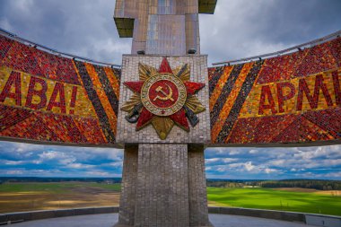 Minsk, Beyaz Rusya - 01 Mayıs 2018: Yakın çekim Sovyetler Birliği sembolü, Khatyn Anıtı karmaşık oyma anıt ilan ulusal bir kültür hazinesi hükümet tarafından 1969 yılında