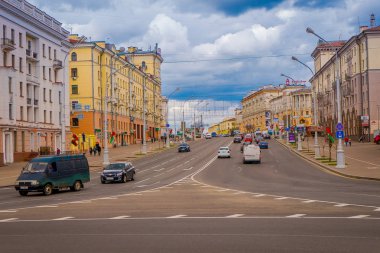 Minsk, Beyaz Rusya - 01 Mayıs 2018: Açık görünümü somse arabalar ve traffict Bağımsızlık Avenue umudu Nezavisimosti, Zafer Meydanı Minsk'te merkezi merkezi Street