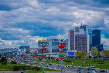Minsk, Beyaz Rusya - 01 Mayıs 2018: Güzel açık kenti peyzaj horizont Stela, Minsk kahraman şehir Dikilitaş, zafer Park anıt alınan resmi bina