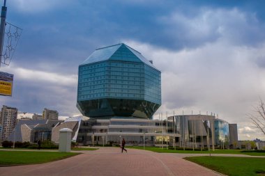 Minsk, Beyaz Rusya - 01 Mayıs 2018: National Library Minsk'te Beyaz Rusya Telif hakkı bir kütüphanedir. O şimdi bir yeni 72 metre uzunluğunda yüksek Minsk'te binada yer almaktadır