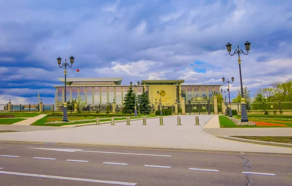 MINSK, BELARUS - 01 DE MAYO DE 2018: El Palacio de la República es un centro cultural y de negocios bielorruso ubicado en la Plaza de Octubre de Minsk . — Foto de Stock