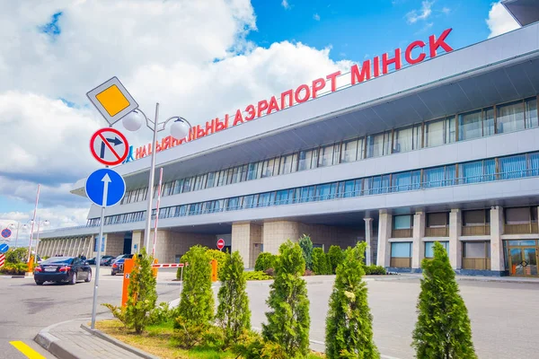 MINSK, BELARUS - 01 MAY 2018: Minsk National Airport nombre anterior Minsk-2 es el principal aeropuerto internacional de Bielorrusia situado a 42 km al este de la capital Minsk — Foto de Stock