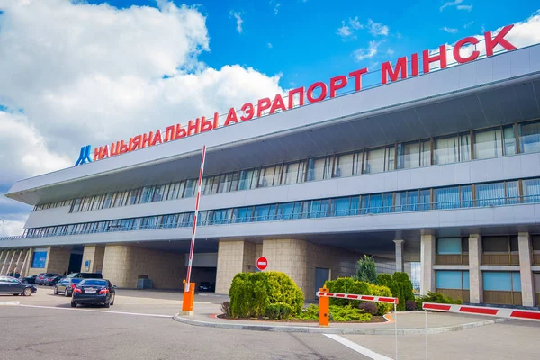 MINSK, BELARUS - 01 MAY 2018: Minsk National Airport nombre anterior Minsk-2 es el principal aeropuerto internacional de Bielorrusia situado a 42 km al este de la capital Minsk — Foto de Stock