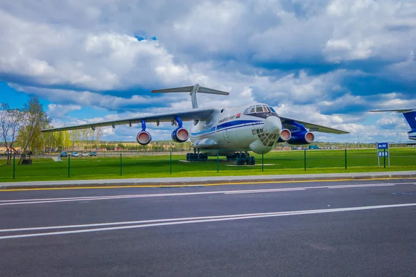 ミンスクの空港の入力で古い民間航空のミンスク、ベラルーシ - 2018 年 5 月 1 日: 野外博物館。ツポレフ 134 はソビエト連邦に建てられた 3 つのエンジン旅客機です。 — ストック写真
