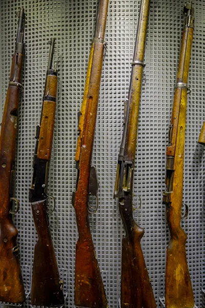 武器や金属壁構造のミンスクの大祖国戦争博物館で戦争中に使用される装置のベラルーシ、ミンスク - 2018 年 5 月 1 日: 各種銃の露出 — ストック写真