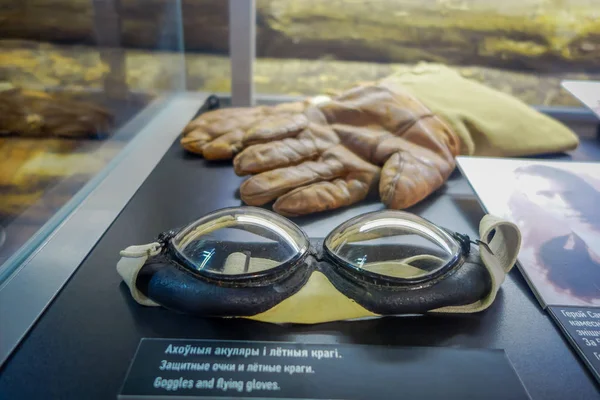 Belarus, Minsk - 01 Mayıs 2018: gözlük ve eldiven büyük Vatanseverlik Savaşı sergiye müzenin Minsk Devlet Müzesi'nde bir cam kutusunun içinde seçici odak yakın çekim — Stok fotoğraf