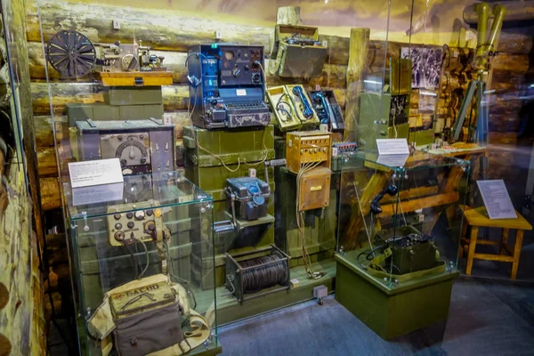 BELARUS, MINSK - 01 MAGGIO 2018: Veduta interna di varie macchine comunicative nel Museo di Stato della Grande Guerra Patriottica mostre del museo utilizzato durante la guerra, in una mostra a Minsk — Foto Stock