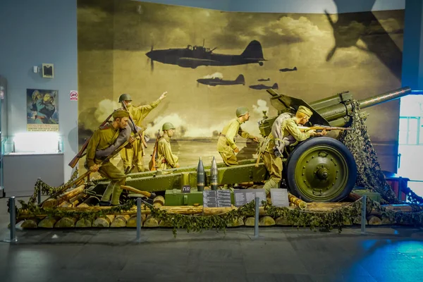白俄罗斯, 明斯克-2018年5月01日: 在明斯克博物馆大爱国战争展览的国家博物馆内的战争期间使用的武器和设备暴露的室内视野 — 图库照片