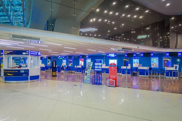 MINSK, BELARUS - 01 DE MAYO DE 2018: Vista interior del check-in vacío, dentro del aeropuerto de Minsk rodeando de coloridos carteles, esperando a la gente — Foto de Stock