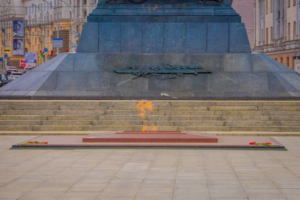 MINSK, BELARUS - 01 MAI 2018 : Gros plan sur la base et la flamme éternelle en hommage à la victoire des soldats de l'armée soviétique dans la grande guerre patriotique. Place de la Victoire - Symbole Capitale Biélorusse — Photo