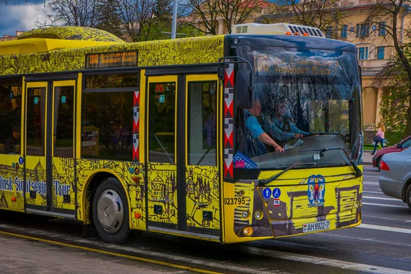 MINSK, BELARUS - 01 DE MAYO DE 2018: Vista al aire libre del autobús urbano MAZ Minsk Automobile Plant es una de las empresas más grandes de Bielorrusia y el principal fabricante europeo de autobuses — Foto de Stock