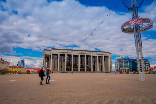 Μινσκ, Λευκορωσία - 01 Μαΐου 2018: Εξωτερική άποψη των τουριστών με τα πόδια στο παλάτι της Δημοκρατίας είναι ένα Λευκορωσίας πολιτιστικό και επιχειρηματικό κέντρο που βρίσκεται στην πλατεία της Οκτωβρίου του Μίνσκ — Φωτογραφία Αρχείου