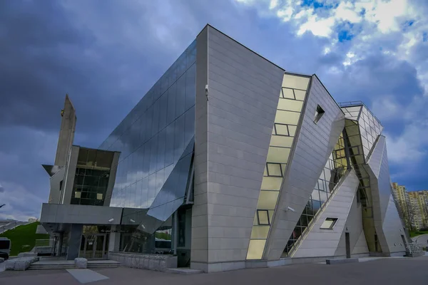 Wit-Rusland, Minsk - mei 01, 2018: Facade van Wit-Rusland grote patriottische oorlogsmuseum en monument, zonnige dag — Stockfoto