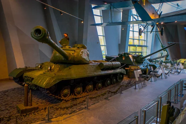 白俄罗斯, 明斯克-2018年5月01日: 博物馆的伟大的爱国战争陈列的国家博物馆的室内视图与战争期间使用的坦克, 在明斯克的博览会 — 图库照片