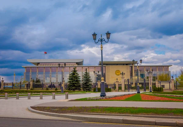 MINSK, BELARUS - 01 DE MAYO DE 2018: Escritura: Palacio de la Independencia, Residencia del Presidente de la República Bielorrusia. Palacio es el edificio del gobierno utilizado para las funciones oficiales del Estado en la capital — Foto de Stock