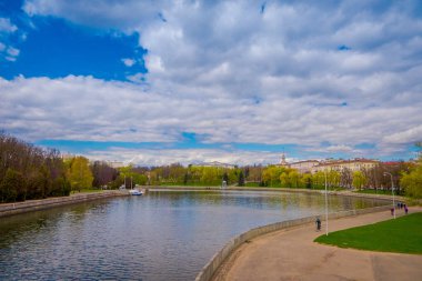 Güzel manzara nehir Svisloch Minsk zafer parkında ile
