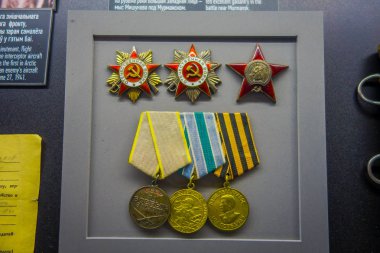 Belarus, Minsk - 01 Mayıs 2018: Belarus devlet Müzesi restorasyonu birçok sergiler sonra büyük Vatanseverlik Savaşı içinde çeşitli madalyalar kapalı görünümünü