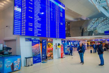 Minsk, Beyaz Rusya - 01 Mayıs 2018: varış ve zamanlama uluslararası Minsk Havaalanı içinde ile a büyük kalkış perde altında yürüyüş tanımlanamayan kişi