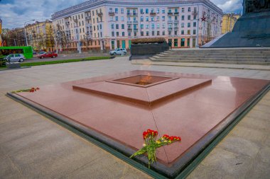 Minsk, Beyaz Rusya - 01 Mayıs 2018: anıt Sovyet ordusu askerlerinin zaferle büyük Vatanseverlik Savaşı onuruna temel ve sonsuz alev kapatın. Zafer Meydanı - sembol Belarus başkenti