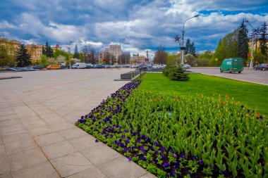 Minsk, Beyaz Rusya - 01 Mayıs 2018: renkli çiçek, Bağımsızlık Avenue umudu Nezavisimosti, Zafer Meydanı Minsk'te merkezi merkezi cadde manzaralı kapat