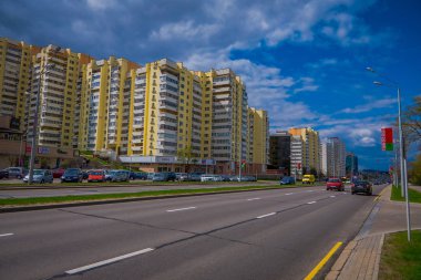 Minsk, Beyaz Rusya - 01 Mayıs 2018: Açık görünüm karmaşık yapılar sayılarak bazı otomobil ve traffict merkezi Street bağımsızlık Avenue Nezavisimosti Minsk Merkezi yeni çocuk
