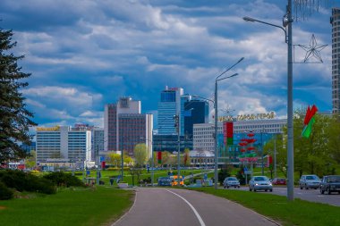 Minsk, Beyaz Rusya - 01 Mayıs 2018: Güzel açık kenti peyzaj horizont Stela, Minsk kahraman şehir Dikilitaş, zafer Park anıt alınan resmi bina