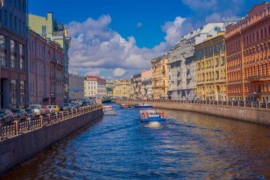 St Petersburg, Rusya, 02 Mayıs 2018: St Petersburg çok sayıda turist çeken Moika nehir binaların çevreleyen üzerinde yüzen tekne yelken turist güzel açık görünümü