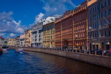 St Petersburg, Rusya, 02 Mayıs 2018: turist tekneleri Moika nehir St Petersburg çok sayıda turist çeken binaların çevreleyen üzerinde yüzen