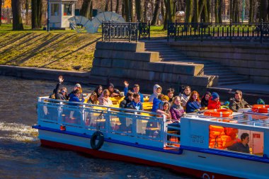 St Petersburg, Rusya, 02 Mayıs 2018: Moika nehirde yüzen turist tekneleri. St. Petersburg Rusya'nın başkenti oldu ve çok sayıda turist çekiyor.