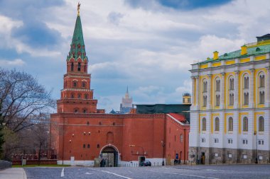 Moskova, Rusya - Nisan, 29, 2018: açık görünümü Moskova Kremlin Borovitskaya Kulesi ve cephanelik bina odası