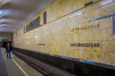 Moskova, Rusya - Nisan, 24, 2018: empy raylar ile yeraltı tren istasyonu içinde tren bekleyen kimliği belirsiz bulanık adam elinde, bir plastik torba ile kapalı görünüm