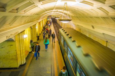 Moskova, Rusya - Nisan, 24, 2018: yukarıda kimliği belirsiz bulanık insan insanlar kalkış için bekleyen tren ile yeraltı tren istasyonu yürüme vie
