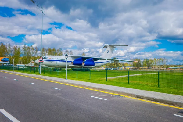 MINSK, BELARUS - 01 MAGGIO 2018: Museo all'aperto della vecchia aviazione civile all'ingresso dell'aeroporto di Minsk. Il Tupolev Tu-134 è un aereo di linea a tre motori costruito in Unione Sovietica — Foto Stock