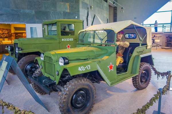 ベラルーシ、ミンスク - 2018 年 5 月 1 日: 屋内観ミンスクの博物館の大祖国戦争展覧会の州立博物館の内部戦争中に使用される 2 つのグリーン車 — ストック写真