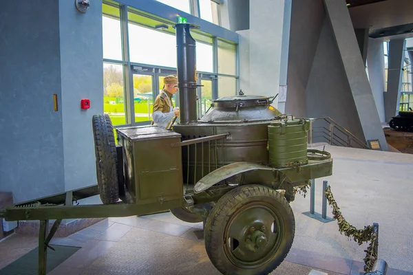 白俄罗斯, 明斯克-2018年5月01日: 在明斯克博物馆大爱国战争展览的国家博物馆内使用的设备暴露的室内视野 — 图库照片