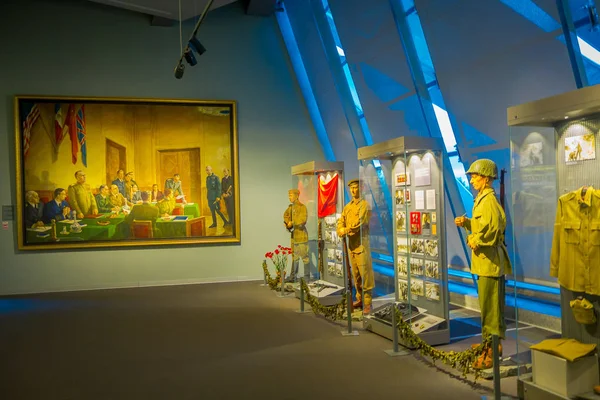白俄罗斯, 明斯克-2018年5月01日: 在明斯克博物馆大爱国战争国家博物馆内战争期间使用的机器和武器展览的室内视图 — 图库照片