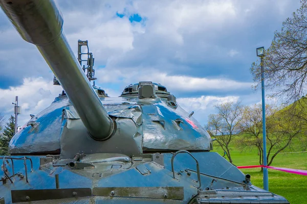 MINSK, BELARUS - MAIO 01, 2018: tanque pesado soviético é-2 da grande guerra Patriótica, uma exposição do complexo memorial monte de glória — Fotografia de Stock