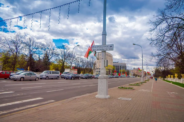 MINSK, BELARUS - 01 DE MAYO DE 2018: Vista al aire libre de los coches somse y el tráfico en la calle central de la independencia Avenida prospecto Nezavisimosti, cerca de la Plaza de la Victoria en el centro de Minsk — Foto de Stock