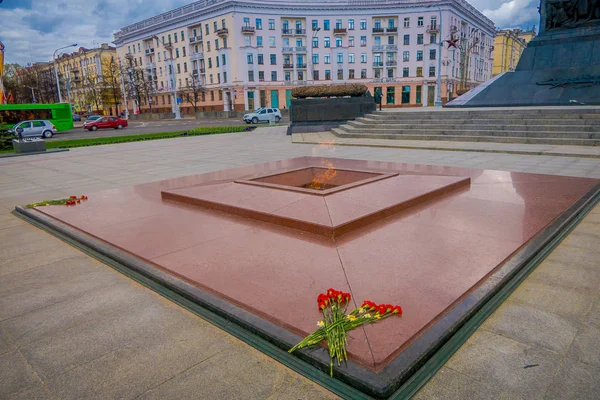 MINSK, BELARUS - 01 MAI 2018 : Gros plan sur la base et la flamme éternelle en hommage à la victoire des soldats de l'armée soviétique dans la grande guerre patriotique. Place de la Victoire - Symbole Capitale Biélorusse — Photo