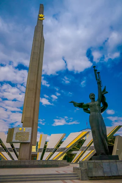 Minsk, Weißrussland - 01. Mai 2018: Außenansicht der Stele, Minsker Heldenstadt Obelisk, Denkmal im Siegespark. Bronzeskulptur der Frau, Symbol für Heimat, Sieg und Freiheit — Stockfoto