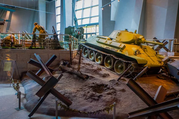 Vitryssland, Minsk - 01 maj 2018: Inomhus syn på Statens Museum i stora fosterländska kriget utställningarna på museet med tankar som används under kriget, i en utställning i Minsk — Stockfoto