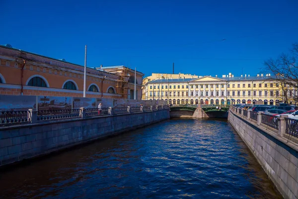 サンクトペテルブルク、ロシア、2018 年 5 月 1 日: 屋外観中晴れた日、サンクトペテルブルクの美しい青空市場の場所裏の運河 — ストック写真