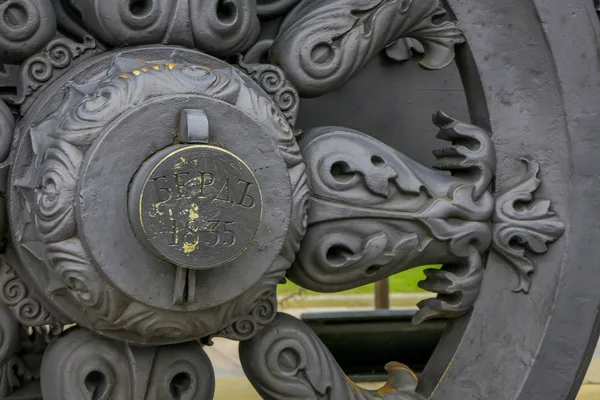 Moskou, Rusland - April, 29, 2018: Close-up van het wiel van gun vervoer van oude kanonnen. Collectie getoond van buitenlandse kanon van Xvi-Xix eeuw — Stockfoto