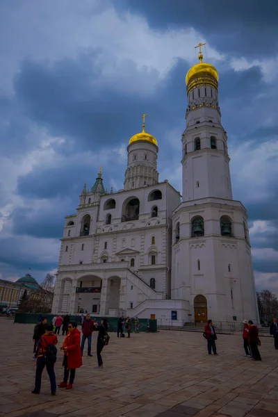 MOSCOW, RÚSSIA- 29 de abril de 2018: Vista ao ar livre de pessoas andando em frente a Ivan, o Grande campanário na praça da Catedral de Moscou, os turistas caminham no território do Kremlin — Fotografia de Stock