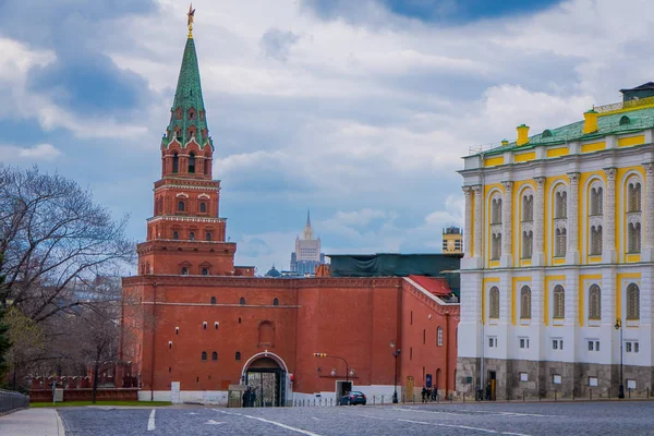 MOSCÚ, RUSIA - 29 DE ABRIL DE 2018: Vista exterior del edificio de la cámara de Armería y la torre Borovitskaya del Kremlin de Moscú —  Fotos de Stock