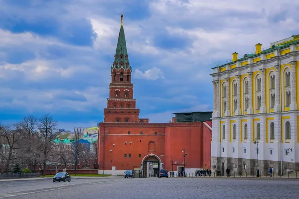 MOSCOW, RUSSIA- APRIL, 29, 2018: Outdoor view of the building of Armoury chamber and the Borovitskaya tower of the Moscow Kremlin — Stock Photo, Image